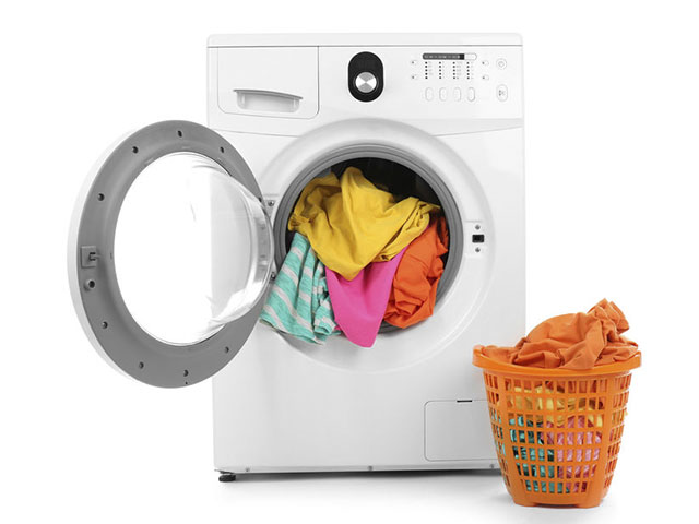 Lavar ropa de color en lavadora.