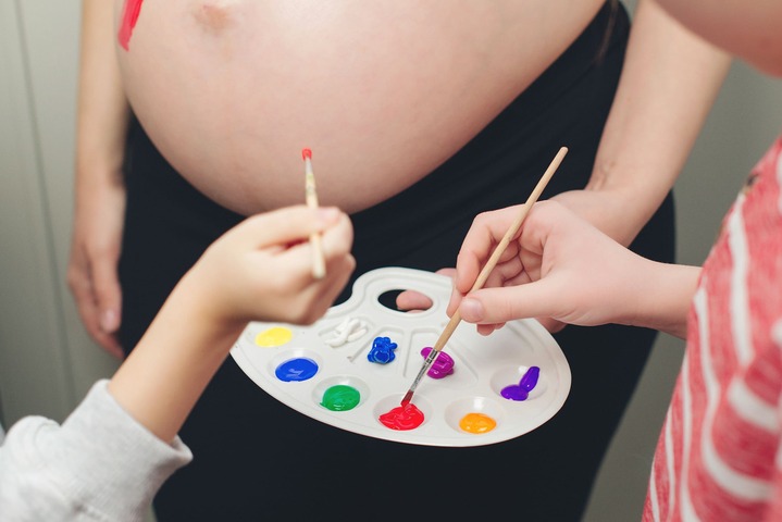 pintar la barriga de una embarazada